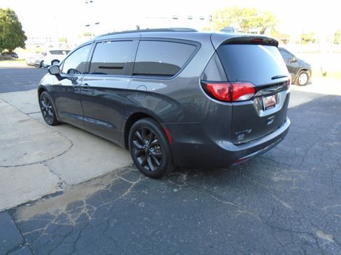 Used 2018 Chrysler Pacifica Touring-L w/ Advanced Safetytec Group FWD image 4