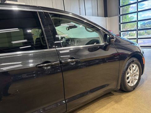Used 2023 Chrysler Pacifica Touring-L FWD image 35