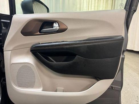 Used 2017 Chrysler Pacifica Touring image 39