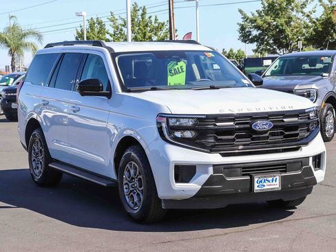Certified 2025 Ford Expedition Active AWD/4WD image 3