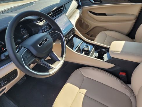 New 2025 Jeep Grand Cherokee L Limited w/ Black Appearance Package image 6