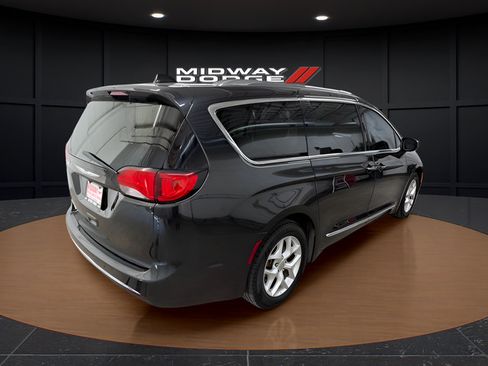 Used 2018 Chrysler Pacifica Touring-L Plus w/ Advanced Safetytec Group FWD image 4