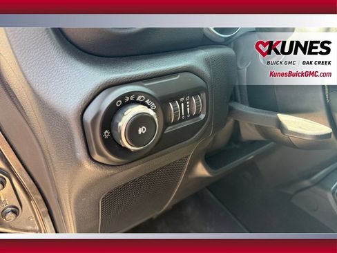 Used 2019 Jeep Wrangler Unlimited Sahara w/ Dual Top Group AWD/4WD image 19