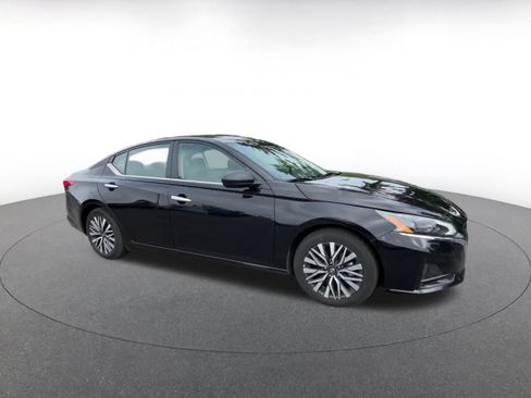 Used 2025 Nissan Altima 2.5 SV FWD image 2