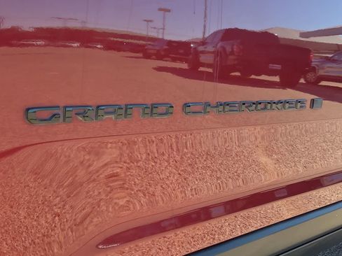 Used 2022 Jeep Grand Cherokee L Laredo image 16