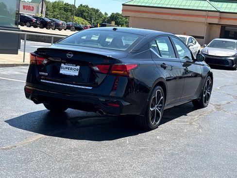 Used 2023 Nissan Altima 2.5 SR w/ SR Premium Package FWD image 3