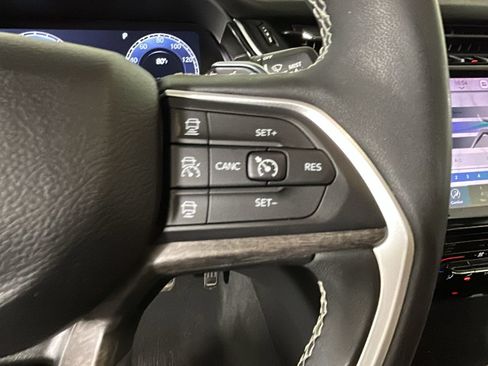 Used 2023 Jeep Grand Cherokee Limited w/ Black Appearance Package AWD/4WD image 20