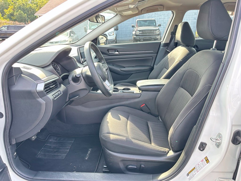 Used 2025 Nissan Altima 2.5 SV FWD image 11