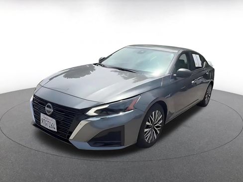 Used 2025 Nissan Altima 2.5 SV FWD image 7