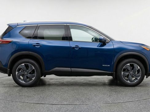 Used 2025 Nissan Rogue SV image 11