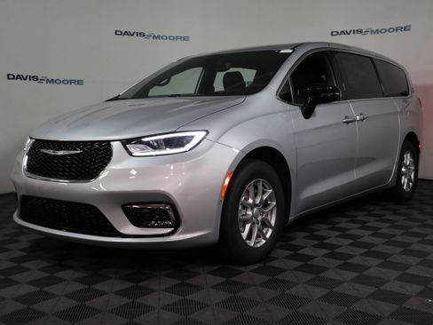 New 2026 Chrysler Pacifica Select image 12