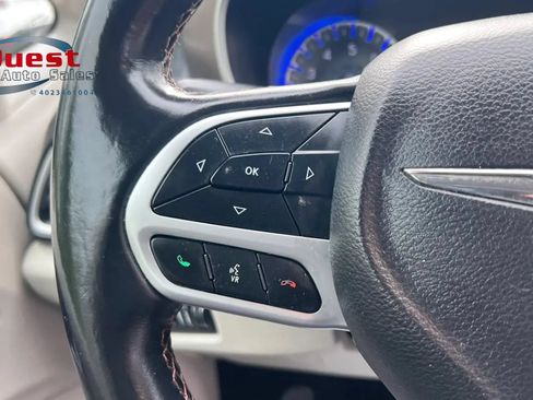 Used 2018 Chrysler Pacifica Touring-L FWD image 28