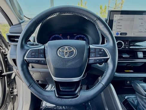 Used 2024 Toyota Highlander Platinum AWD/4WD image 23