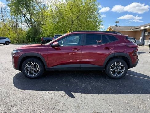 Used 2025 Chevrolet Trax LT w/ LT Convenience Package FWD image 6