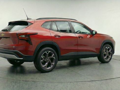 Used 2025 Chevrolet Trax LT w/ LT Convenience Package image 9