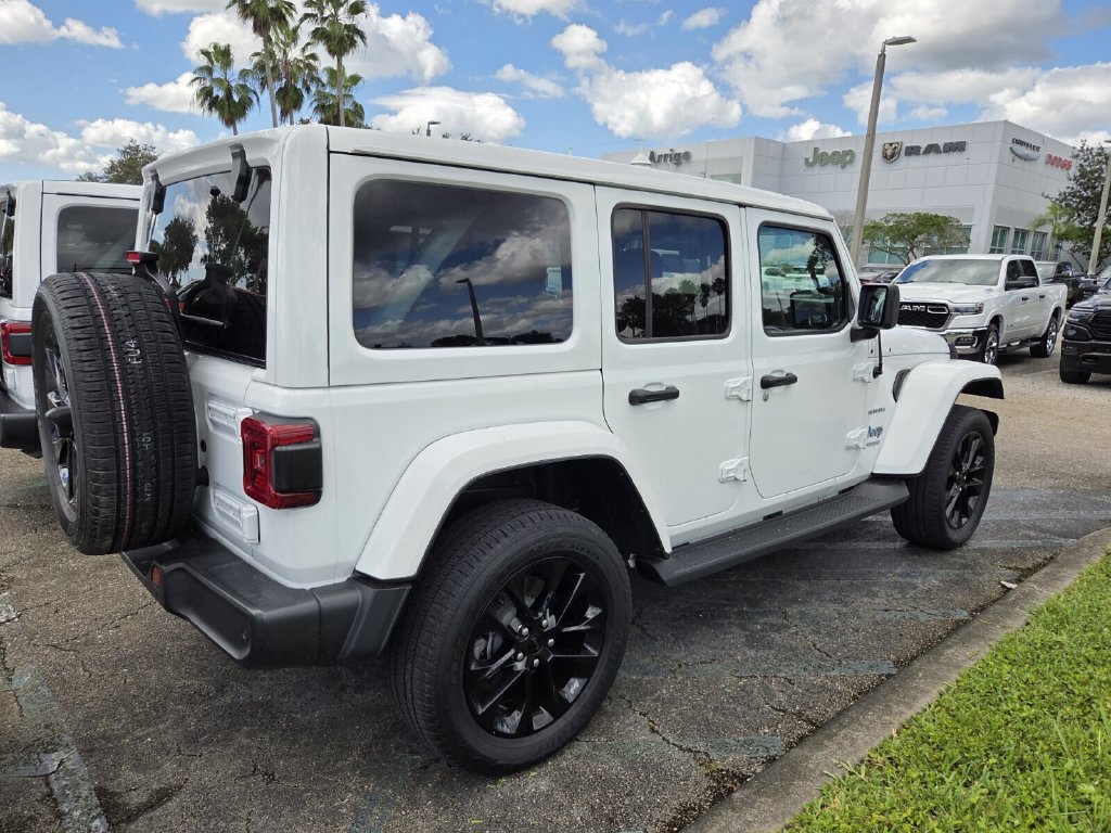 Used 2021 Jeep Wrangler Unlimited Sahara w/ Cold Weather Group AWD/4WD image 5