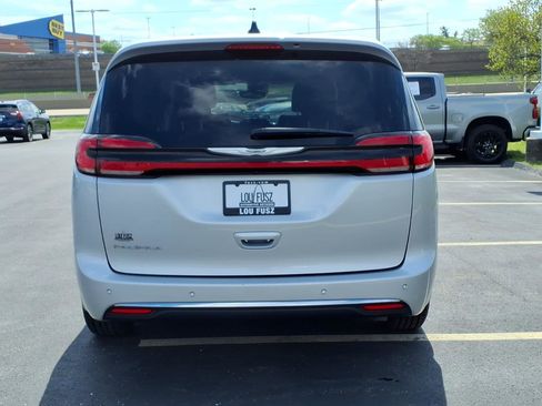 Used 2024 Chrysler Pacifica Touring-L FWD image 31