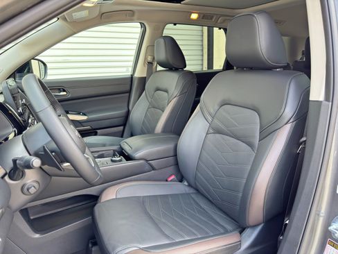 Used 2025 Nissan Pathfinder Platinum AWD/4WD image 40