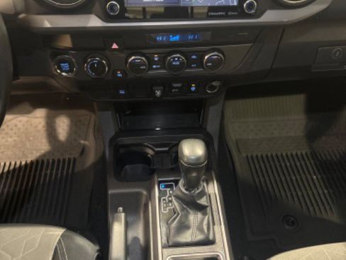 Used 2022 Toyota Tacoma TRD Off-Road image 13