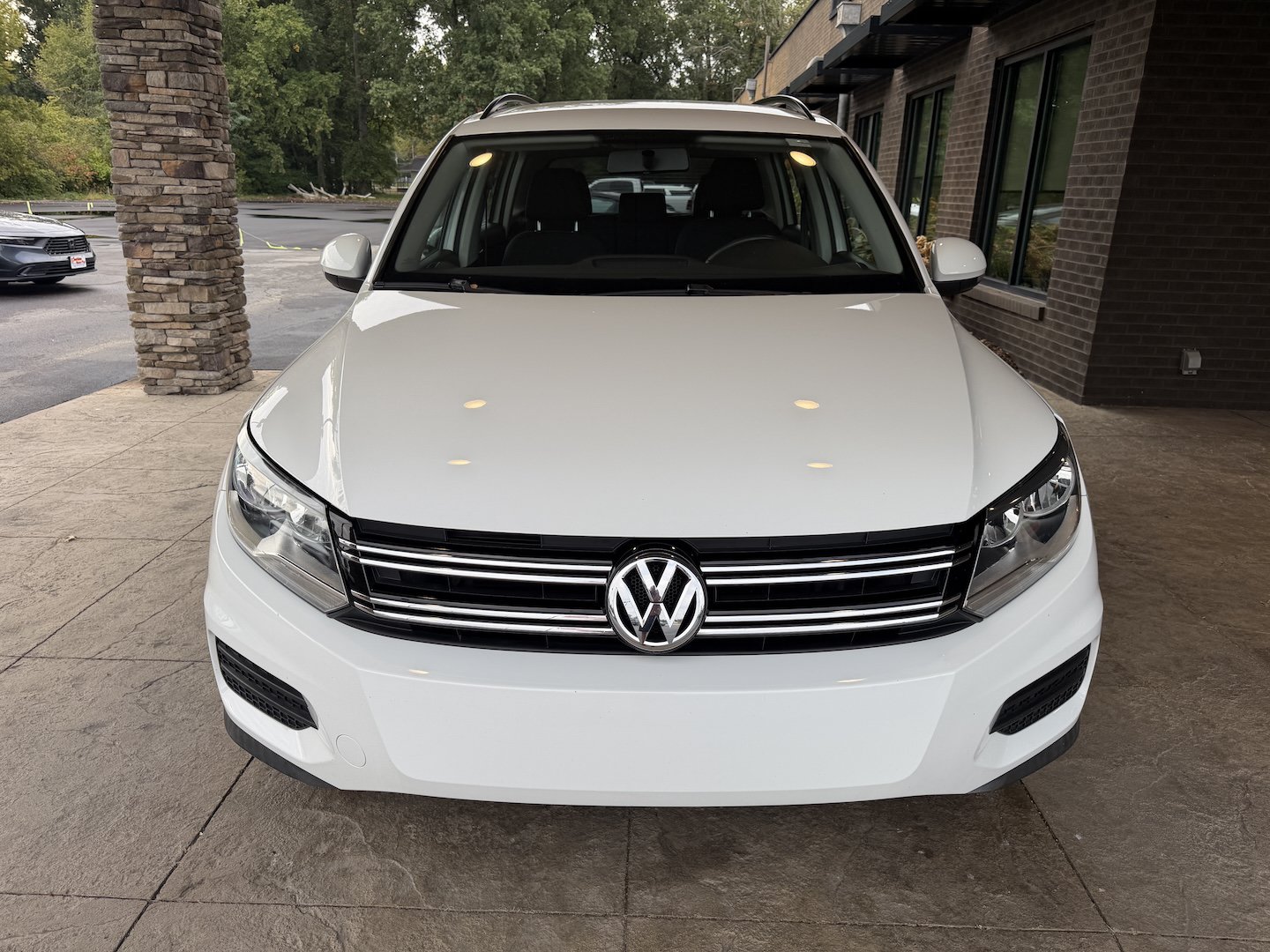 Used 2017 Volkswagen Tiguan Limited w/ Premium Package FWD image 4