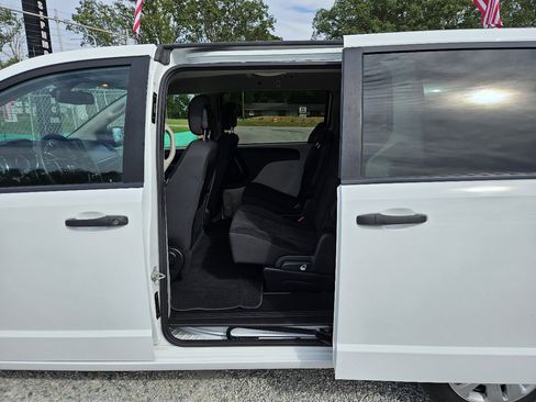 Used 2019 Dodge Grand Caravan SE w/ UConnect Hands-Free Group image 16