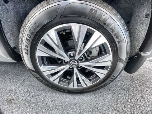 Used 2022 Nissan Rogue SV w/ SV Premium Package FWD image 32