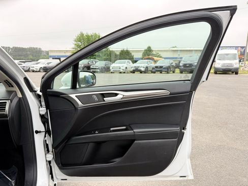 Used 2018 Ford Fusion SE w/ Equipment Group 602A FWD image 25