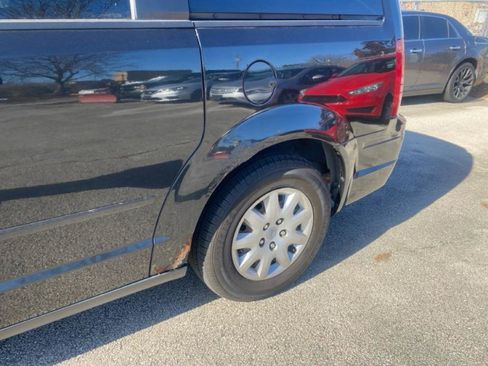Used 2008 Chrysler Town & Country LX image 13