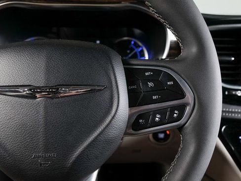 Used 2023 Chrysler Pacifica Limited FWD image 23