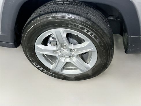 Used 2023 Jeep Compass Latitude image 11