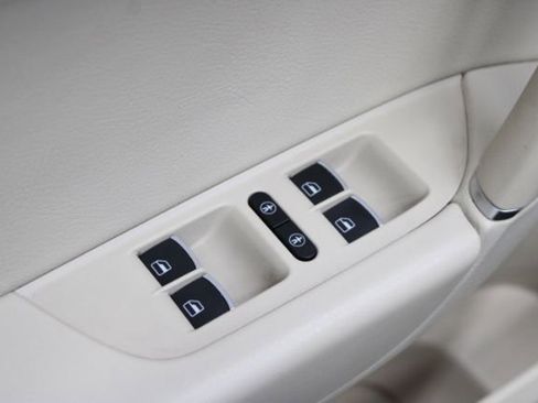 Used 2015 Volkswagen Touareg Sport image 9