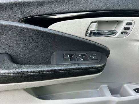 Used 2018 Honda Pilot Touring image 11