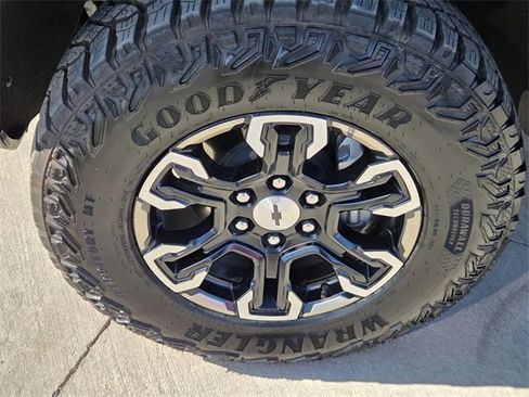 Certified 2025 Chevrolet Silverado 1500 ZR2 w/ Technology Package image 9