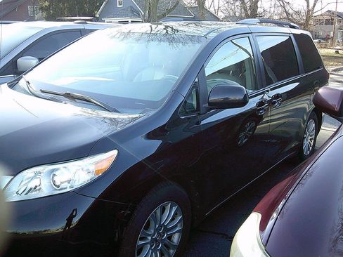 Used 2014 Toyota Sienna XLE image 11