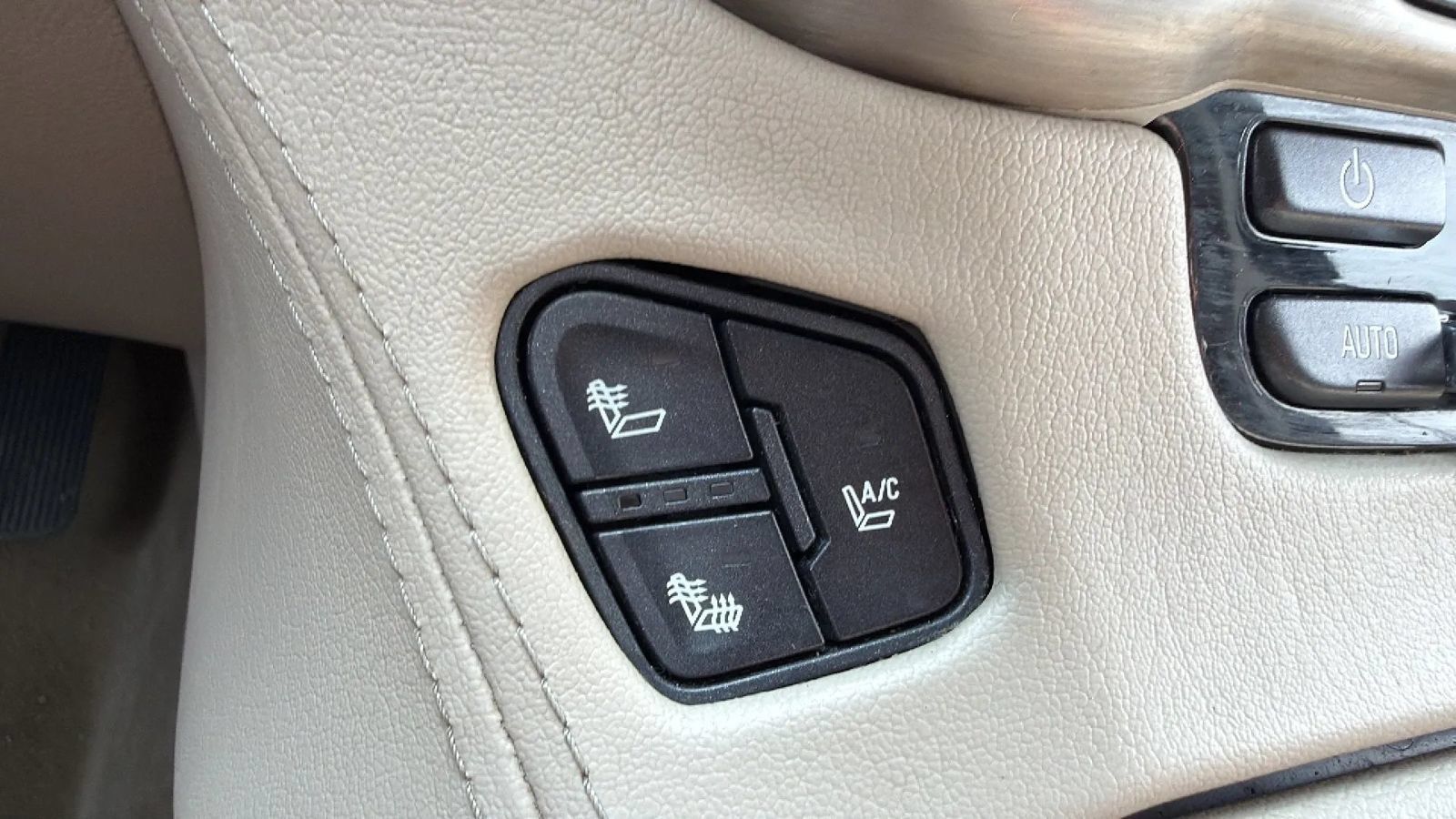 Used 2015 GMC Yukon Denali RWD image 29