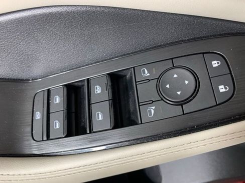 Used 2025 Nissan Rogue SV AWD/4WD image 31