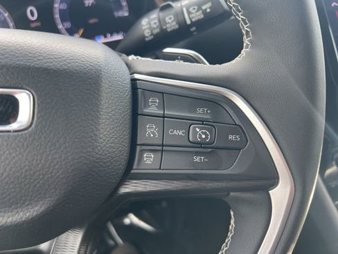 Used 2025 Jeep Grand Cherokee Laredo w/ Luxury Tech Group I AWD/4WD image 10