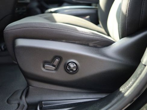 Used 2021 Chrysler Pacifica Touring w/ Uconnect Theater Family Group image 12