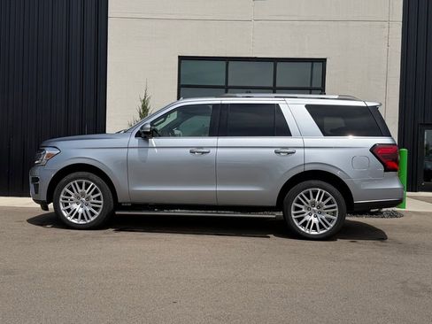 Used 2024 Ford Expedition Limited AWD/4WD image 2