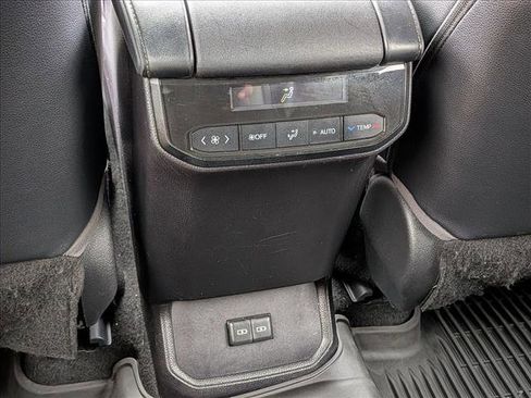 Used 2022 Toyota Highlander XLE AWD/4WD image 19