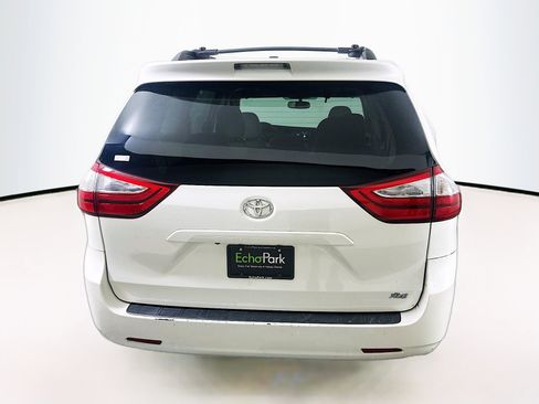 Used 2017 Toyota Sienna XLE image 5