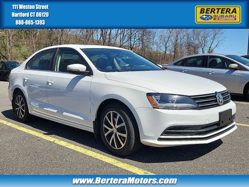 Used 2017 Volkswagen Jetta SE FWD image 1