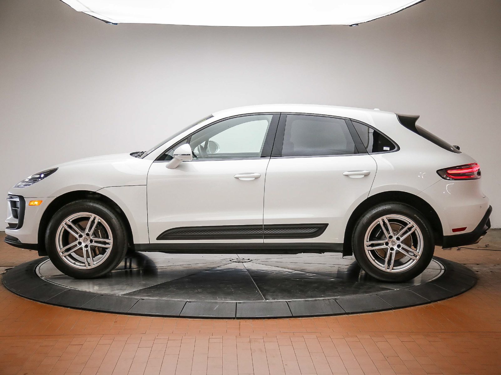 Certified 2022 Porsche Macan AWD/4WD image 2