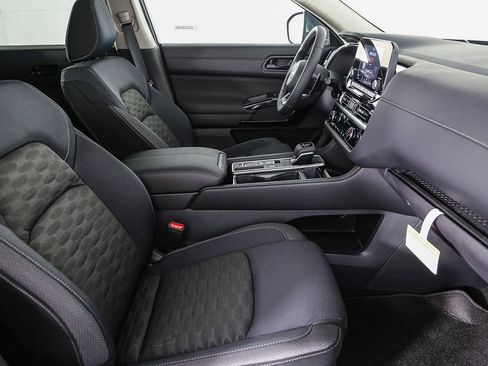 Certified 2025 Nissan Pathfinder SV image 18