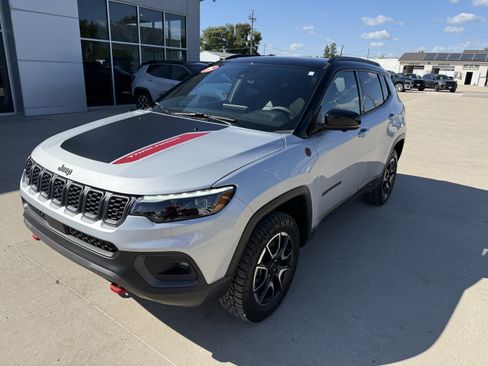Used 2025 Jeep Compass Trailhawk w/ Trailhawk Elite Group AWD/4WD image 35