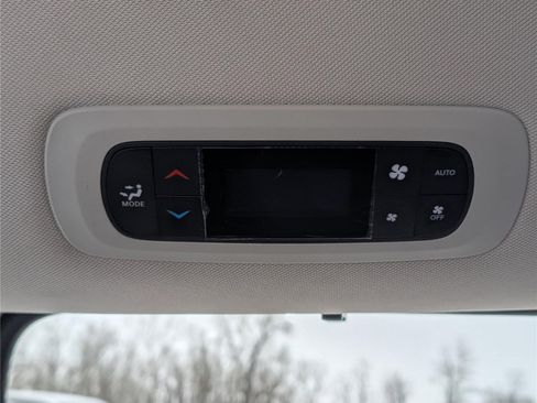 Used 2023 Chrysler Pacifica Touring-L FWD image 16