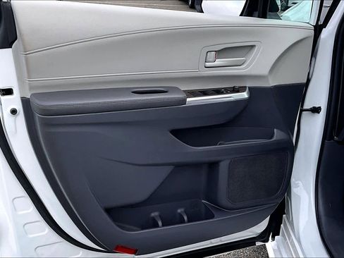 Certified 2023 Toyota Sienna LE image 21