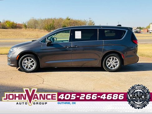 Used 2023 Chrysler Pacifica Touring-L image 4