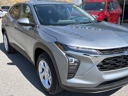 New 2026 Chevrolet Trax LS w/ LS Convenience Package FWD image 9