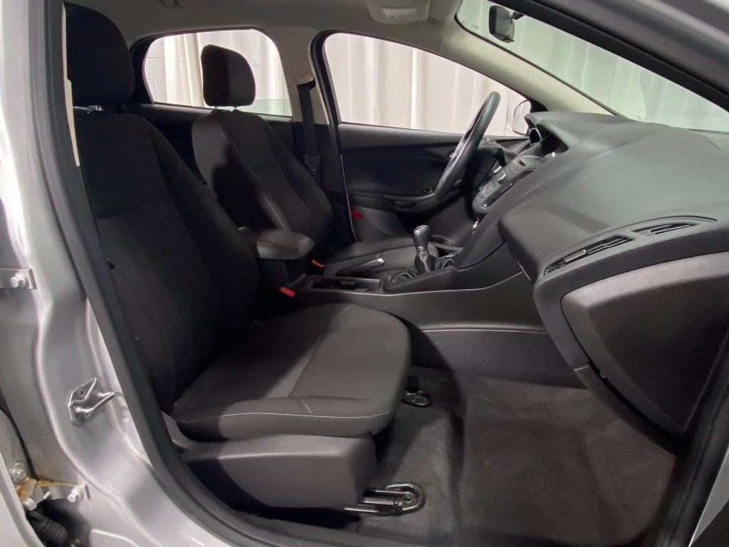 Used 2016 Ford Focus SE w/ SE Power Seat Package FWD image 28